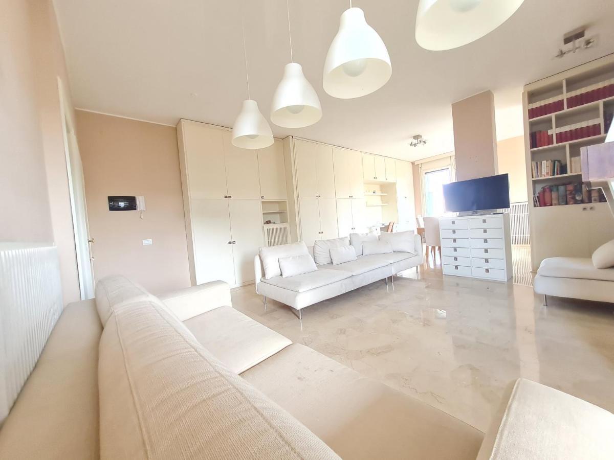 Ottoboni Charme Apartment With Terrace Milan Bagian luar foto